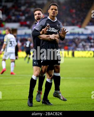 Duane Holmes (à droite) du comté de Derby célèbre son deuxième but du match avec Graeme Shinnie, coéquipier Banque D'Images