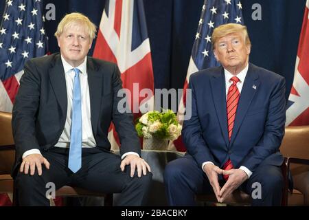 Le président Donald Trump et le Premier ministre britannique Boris Johnson, réunis aux Nations Unies, 24 septembre 2019. Les deux dirigeants étaient au centre de la controverse dans leurs pays d'origine. La semaine précédente, le magazine d'informations britannique The Economist les a présentées dans son illustration de couverture, Tweedle Dee et Tweedle Dum. Trump a été pris en compte dans un scandale de politique étrangère et Johnson a été fouillé sans un plan pour le Brexit (la séparation de la Grande-Bretagne avec l'Union européenne) (BSLOC 2019 8 218)