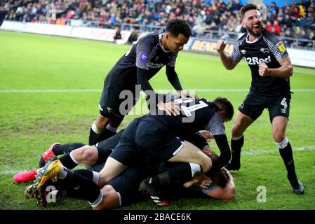 Graeme Shinnie (à droite), Duane Holmes et Max Bird célèbrent avec Tom Lawrence (au fond du tas), coéquipier du comté de Derby, après avoir atteint le troisième but du jeu Banque D'Images