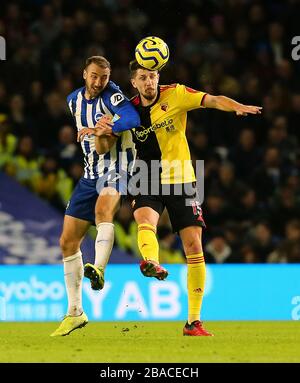 Brighton et Glenn Murray de Hove Albion (à gauche) et Craig Cathcart de Watford combattent pour le ballon Banque D'Images