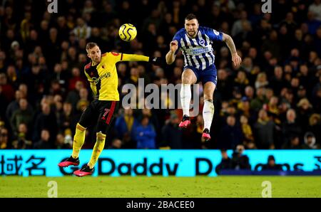 Gerard Deulofeu de Watford (à gauche) et Brighton et la bataille de Lewis Dunk de Hove Albion pour le ballon dans les airs Banque D'Images