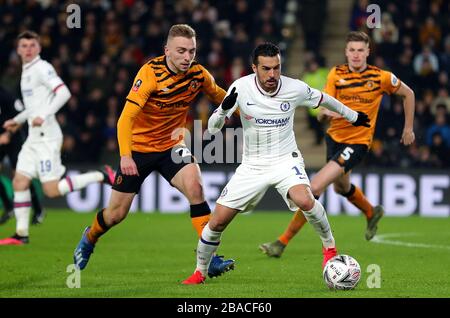 Pedro de Chelsea (à droite) et la bataille de Jarrod Bowen de Hull City pour le ballon Banque D'Images