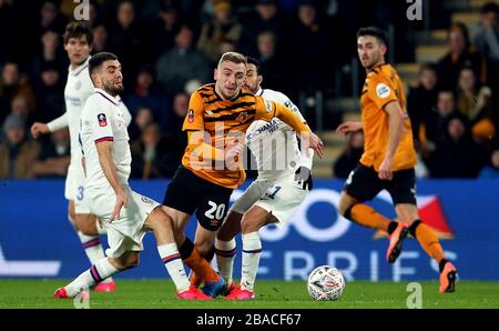 Jarrod Bowen (au centre) et Mateo Kovacic (à gauche) de Hull City se battent pour le ballon Banque D'Images