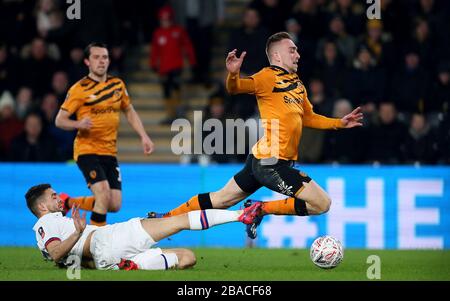 Jarrod Bowen (à droite) de Hull City et Mateo Kovacic de Chelsea pour la balle Banque D'Images