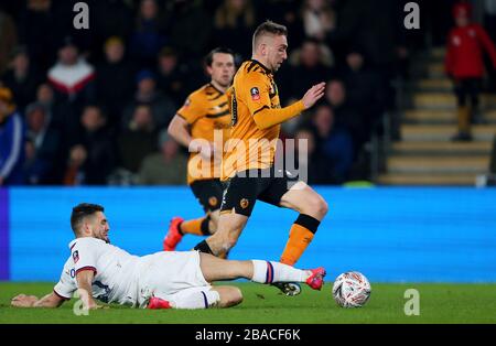 Jarrod Bowen (à droite) de Hull City et Mateo Kovacic de Chelsea pour la balle Banque D'Images