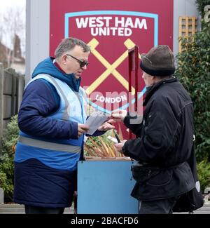 West Ham femmes fan achète un programme avant le jeu Banque D'Images