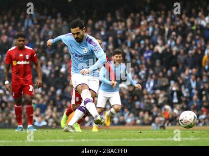 Ilkay Gundogan de Manchester City obtient le premier but de son côté du jeu de l'endroit de pénalité Banque D'Images