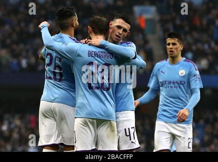 Bernardo Silva (centre) de Manchester City célèbre son deuxième but du jeu avec des coéquipiers Riyad Mahrez (à gauche) et Phil Foden Banque D'Images