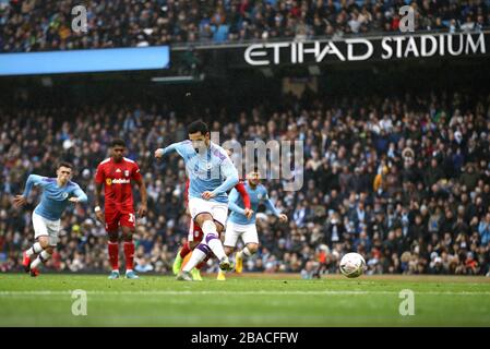 Ilkay Gundogan de Manchester City obtient le premier but de son côté du jeu de l'endroit de pénalité Banque D'Images