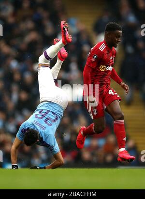 Riyad Mahrez de Manchester City (centre) est abordé par Joe Bryan de Fulham (à gauche) Banque D'Images