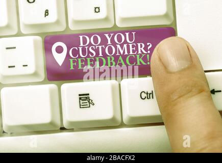 Notez par écrit que vous connaissez votre question client. Concept d'affaires pour le service identifier les clients avec des informations Banque D'Images