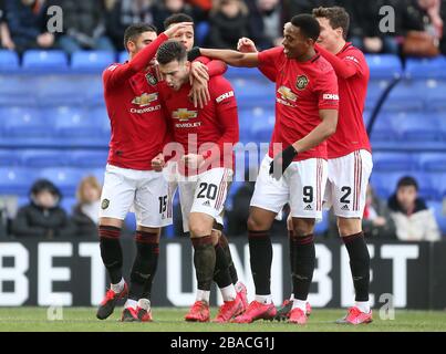 Diogo Dalot (centre gauche) de Manchester United obtient le deuxième but du match de son côté avec des coéquipiers Banque D'Images