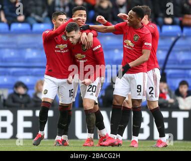 Diogo Dalot (centre gauche) de Manchester United obtient le deuxième but du match de son côté avec des coéquipiers Banque D'Images