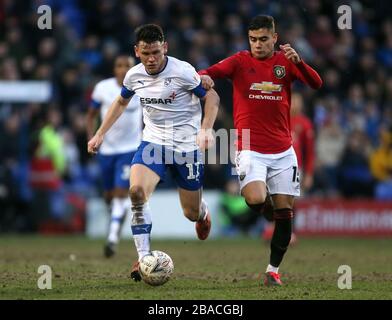 Les Jennings Connor de Tranmere Rovers (à gauche) et Andreas Pereira de Manchester United affrontent le ballon Banque D'Images