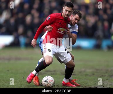 Les Jennings Connor de Tranmere Rovers (à gauche) et la bataille de Diogo Dalot de Manchester United pour le ballon Banque D'Images