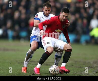 Les Jennings Connor de Tranmere Rovers (à gauche) et la bataille de Diogo Dalot de Manchester United pour le ballon Banque D'Images