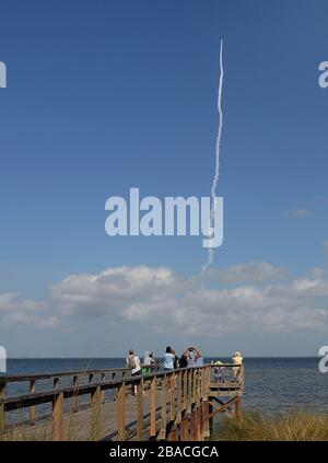Cape Canaveral, États-Unis. 26 mars 2020. Les gens regardent comme une fusée United Launch Alliance Atlas V transportant un satellite de communications militaires à très haute fréquence (AEHF) lancé le 26 mars 2020 à partir du complexe de lancement spatial 41 à la station aérienne de Cape Canaveral à Cape Canaveral, en Floride. Il s'agit du premier lancement officiel de la nouvelle force spatiale américaine. Crédit: Paul Hennessy/Alay Live News Banque D'Images
