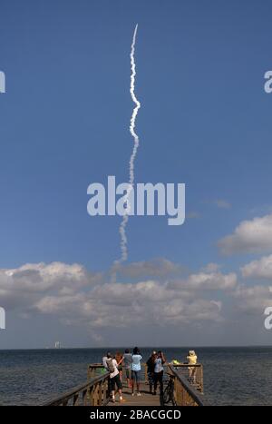 Cape Canaveral, États-Unis. 26 mars 2020. Les gens regardent comme une fusée United Launch Alliance Atlas V transportant un satellite de communications militaires à très haute fréquence (AEHF) lancé le 26 mars 2020 à partir du complexe de lancement spatial 41 à la station aérienne de Cape Canaveral à Cape Canaveral, en Floride. Il s'agit du premier lancement officiel de la nouvelle force spatiale américaine. Crédit: Paul Hennessy/Alay Live News Banque D'Images