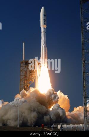 Cape Canaveral, États-Unis. 26 mars 2020. Une fusée United Launch Alliance Atlas V transportant un satellite de communications militaires à très haute fréquence (AEHF) a été lancée le 26 mars 2020 à partir du complexe de lancement spatial 41 à la station aérienne de Cape Canaveral à Cape Canaveral, en Floride. Il s'agit du premier lancement officiel de la nouvelle force spatiale américaine. Crédit: Paul Hennessy/Alay Live News Banque D'Images