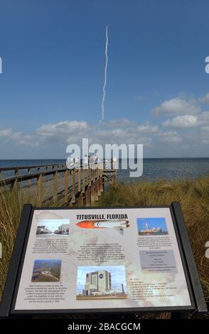 Cape Canaveral, États-Unis. 26 mars 2020. Les gens regardent comme une fusée United Launch Alliance Atlas V transportant un satellite de communications militaires à très haute fréquence (AEHF) lancé le 26 mars 2020 à partir du complexe de lancement spatial 41 à la station aérienne de Cape Canaveral à Cape Canaveral, en Floride. Il s'agit du premier lancement officiel de la nouvelle force spatiale américaine. Crédit: Paul Hennessy/Alay Live News Banque D'Images