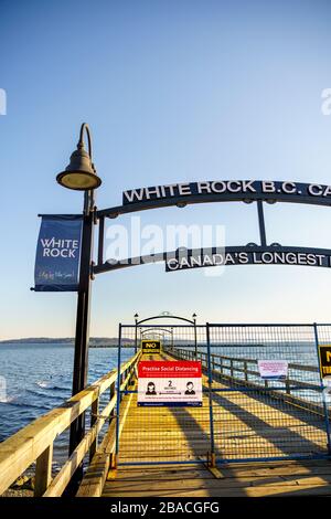 White Rock, Canada - 25 mars 2020 : la jetée a fermé ses portes au grand public pendant la pandémie de Covid-19 et des panneaux apposés sur la barrière bloquant l'accès du public Banque D'Images