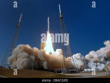 Lancement de la fusée Atlas V de l'Alliance United Launch portant un satellite de communications militaires de haute fréquence (AEHF) avancé, lancé à partir du complexe de lancement spatial 41 à la station aérienne de Cape Canaveral. Il s'agit du premier lancement officiel de la nouvelle force spatiale américaine. Banque D'Images