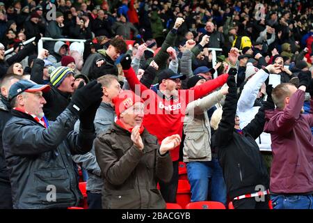 Les fans de Stoke City dans les stands célèbrent après que James McClean (pas dans le cadre) a obtenu leur deuxième but de jeu Banque D'Images