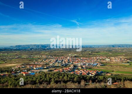 Vue sur le village de Figueira de Castelo Rodrigo au Portugal, depuis la colline de Castelo Rodrigo, dans un après-midi ensoleillé en hiver. Banque D'Images