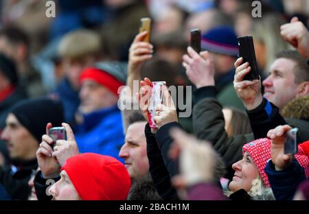 Les fans de Stoke City dans les tribunes prennent des photos sur leur téléphone Banque D'Images