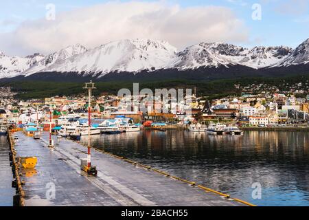 Les gratte-ciel et le port d'Ushuaia, la ville la plus au sud de l'Argentine sur le canal de Beagle, dominée par les montagnes enneigées, Fireland, Argentine Banque D'Images