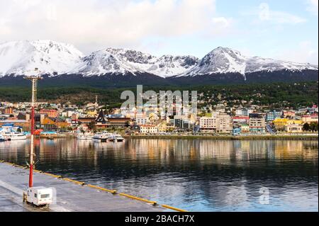 Les gratte-ciel et le port d'Ushuaia, la ville la plus au sud de l'Argentine sur le canal de Beagle, dominée par les montagnes enneigées, Fireland, Argentine Banque D'Images