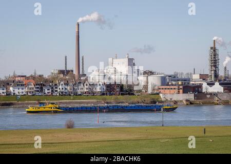 Bateau de fret naviguant sur le Rhin près de Duisburg-Homberg, Duisburg, Rhénanie-du-Nord-Westphalie, Allemagne Banque D'Images