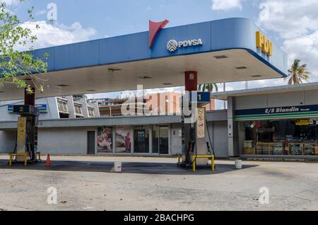 La plupart des stations-service de Caracas sont en dehors du gaz, seulement 2 dans l'ensemble de la région métropolitaine travaillent. Le Venezuela atteint son dixième jour de quarantaine, Banque D'Images