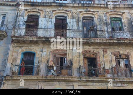 La vie des Tenaments; effritant, décisant les bâtiments coloniaux à la Havane Vieja, à la Havane, à Cuba Banque D'Images