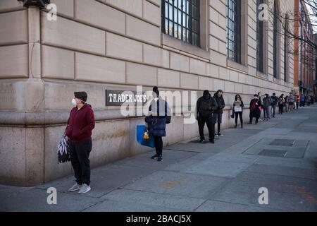 New York, États-Unis. 26 mars 2020. Les gens attendent en ligne pour faire leurs achats dans un supermarché du quartier de Brooklyn à New York, aux États-Unis, le 26 mars 2020. Les États-Unis ont signalé 82 404 cas confirmés de COVID-19 à 18 heures heure de l'est des États-Unis jeudi (2 200 GMT), selon le Centre for Systems Science and Engineering (CSSE) de l'Université Johns Hopkins. Les États-Unis ont dépassé la Chine pour devenir le pays avec la plupart des cas de COVID-19 dans le monde, selon le PSES. Crédit: Michael Nagle/Xinhua/Alay Live News Banque D'Images