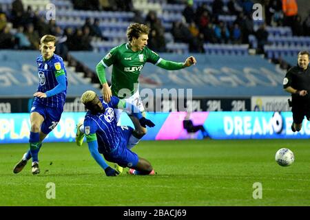 Adam Reach (à droite) de Sheffield Wednesday est abordé par Wigan Athletic Cédric Kipre Banque D'Images