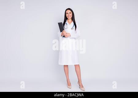 Photo complète du corps d'un médecin professionnel gai clinique de réadaptation de dame tenant la prescription de patient porter long blanc manteau de laboratoire stéthoscope haut Banque D'Images