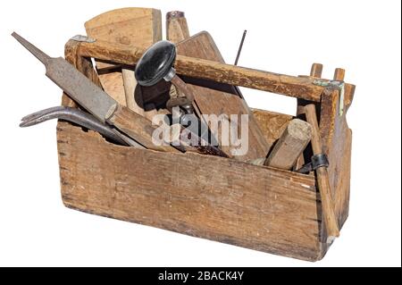 Boîte WoodenTool vintage pleine d'outils de menuiserie. Isolé sur un fond blanc Banque D'Images