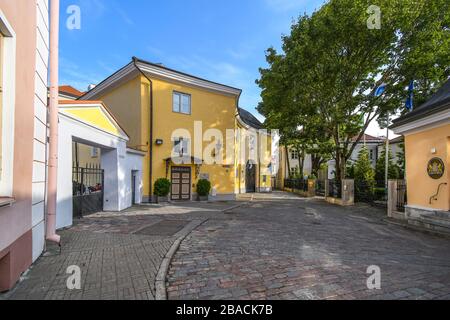 Une petite place ombragée à l'extérieur de la maison de Stenbock, qui fait partie du complexe gouvernemental sur la colline de Toompea dans la ville médiévale de Tallinn Estonie. Banque D'Images