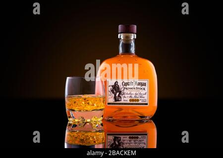 Bouteille et verre de rhum du capitaine Morgan Banque D'Images