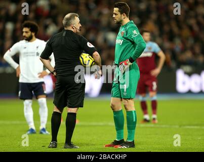 Lukasz Fabianski, gardien de but de West Ham United, attend une décision du VAR Banque D'Images