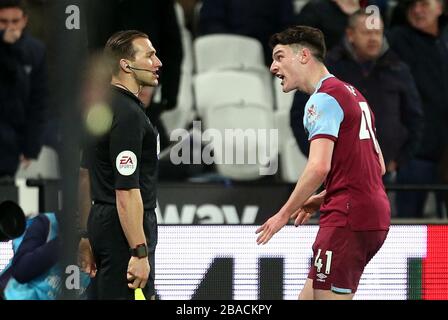Le riz Declan (à droite) de West Ham United fait appel à l'homme de ligne Banque D'Images