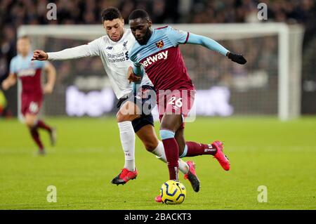 Alex Oxlade-Chamberlain (à gauche) et Arthur Masuaku, de West Ham United, affrontent le ballon Banque D'Images