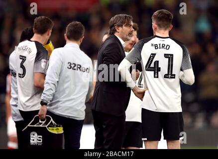 Phillip Cocu, directeur du comté de Derby, parle avec Max Bird pendant le match Banque D'Images