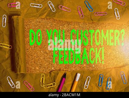 Notez par écrit que vous connaissez votre question client. Concept d'affaires pour le service identifier les clients avec des informations Banque D'Images