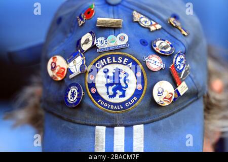 Un chapeau de fans de Chelsea avec divers badges d'identification Banque D'Images