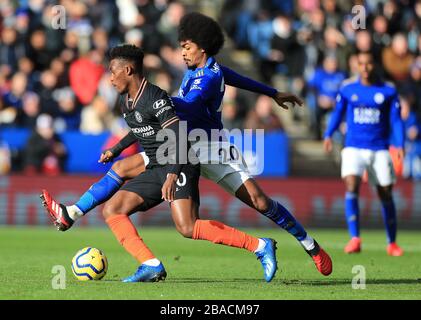 Callum Hudson-Odoi de Chelsea (à gauche) et Hamza Choudhury de Leicester City se battent pour le ballon Banque D'Images