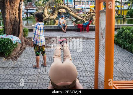 Vietnamiens suspendus dans un parc, Ho Chi Minh Ville, Vietnam Banque D'Images