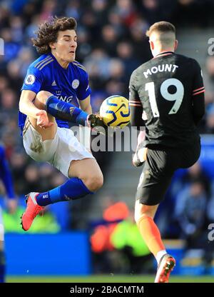 Caglar Soyuncu de Leicester City (à gauche) et Mason Mount de Chelsea se battent pour le ballon Banque D'Images