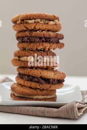 Cinq biscuits au beurre de chocolat et d'arachide remplis de beurre d'arachide dans une pile. Banque D'Images